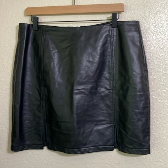 Faux leather black mini skirt - Picture 1 of 7